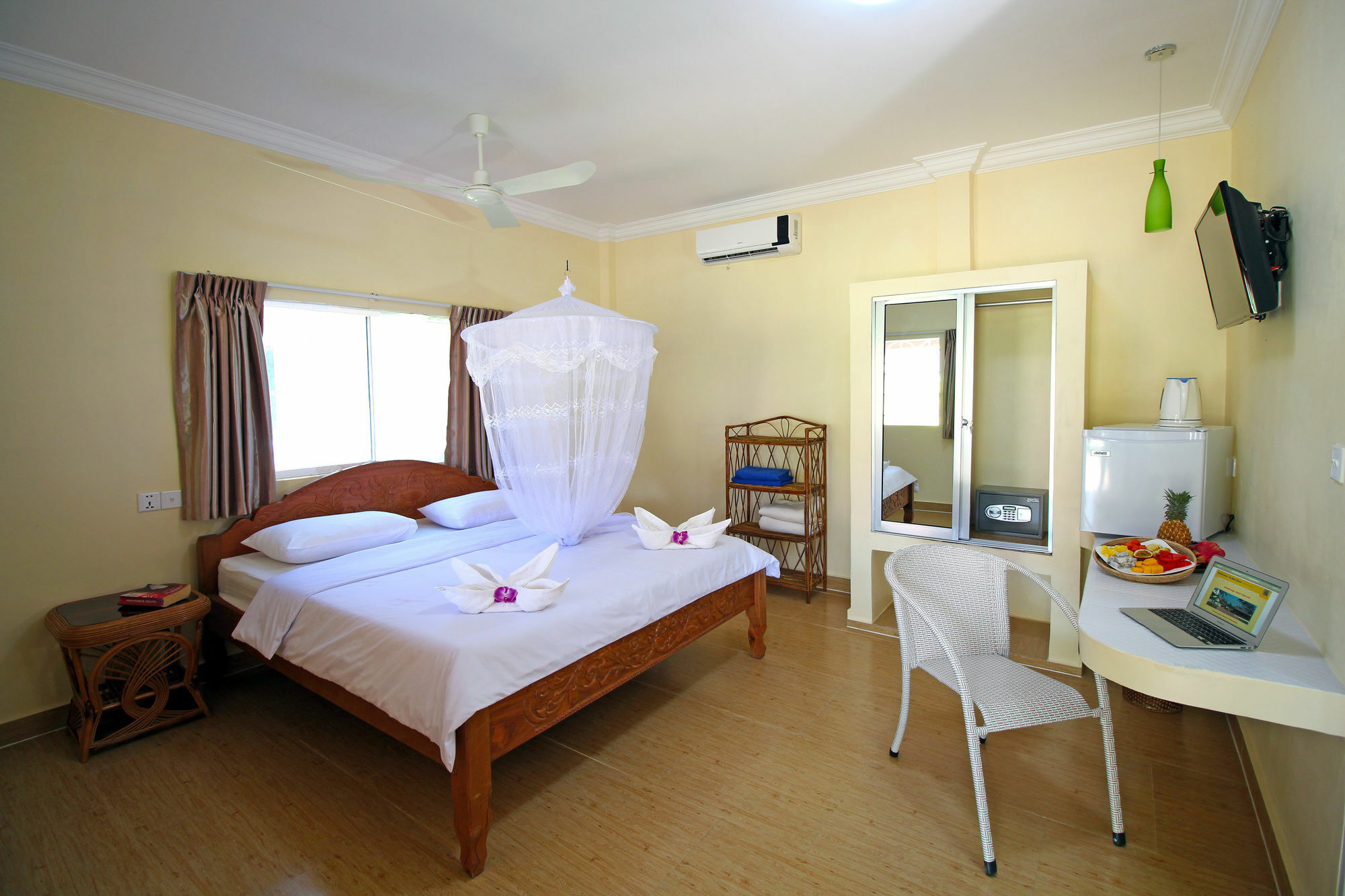 Sunset Lounge Hotel Sihanoukville Exterior photo